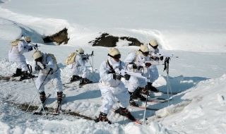 Турските военни провеждат учение при -25 градуса (СНИМКИ)