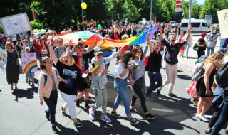 Хиляди на гей паради в Рига и Варшава
