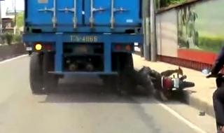Камион мина през главата на моторист (ВИДЕО)