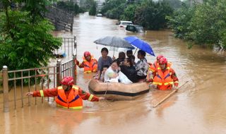 Най-малко 10 души загинаха при наводнение в Китай