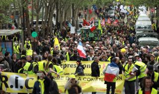 Дъждът не спря протестите на жълтите жилетки в Париж