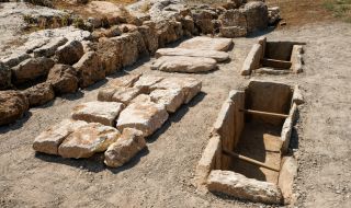 Откриха над 60 римски гробници в Газа