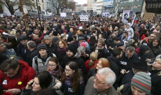 Огромен протест заля Словакия