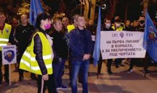 Полицаи и пожарникари протестираха в Пловдив и Бургас