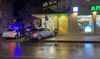 Шофьор се вряза в аптека в Пловдив (СНИМКА)