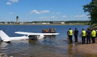 Самолет с американски конгресмен кацна аварийно в езеро, двамата с пилота плуваха до брега
