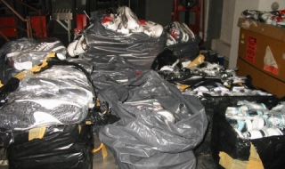 Унищожиха хиляди дрехи и обувки ментета
