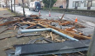 Бурята отнесе дървета, покриви и огради в Пловдивско
