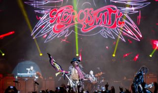 Отмениха концерт на Aerosmith в последния момент поради влошаване на здравето на Стивън Тайлър