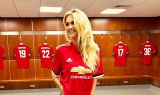 Секси блондинка надъхала Манчестър Юнайтед за ударния старт на сезона (СНИМКИ)