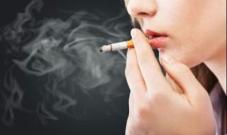 Около половината от младите българи пушат