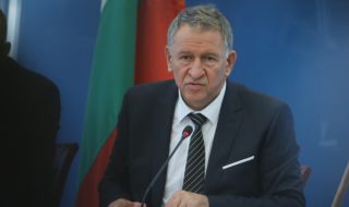 Кацаров: Да не се спират плановите операции при нова вълна