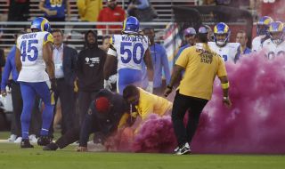Екоактивист се сблъска буквално с гнева на американски футболист по време на мач от NFL (ВИДЕО)