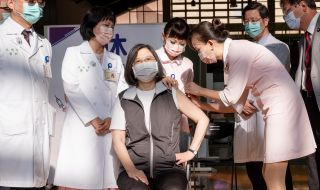 Тайванският президент се ваксинира с местна ваксина