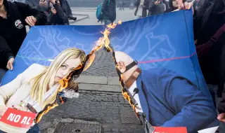 Горяха плакати с лика на Мелони на демонстрация в Рим ВИДЕО