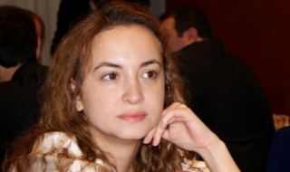 Антоанета Стефанова играе със забрадка в Иран