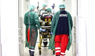 Германия: Интензивните легла свършват, лекари искат по-строги мерки