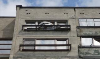 Съседи изхвърлиха 84-годишна жена на улицата, жилището й било коптор