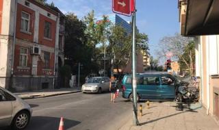 Бус се вряза в къща в Пловдив