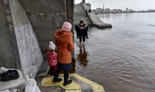 Нивото на водата около взривения язовир в Украйна се е покачило с пет метра