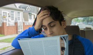 Защо ни прилошава, докато четем в колата?