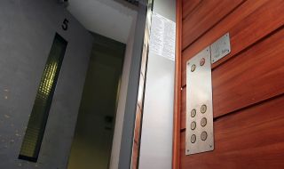Спрени асансьори в 17-етажен блок карат хората да качват пеша етажите
