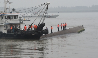 Трагедия в Китай, потъна кораб с над 400 души на борда