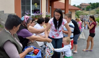 Над 250 деца на опашка за бонбони в Комунига