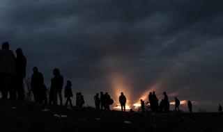 15 хиляди бежанци остават блокирани между Гърция и Турция