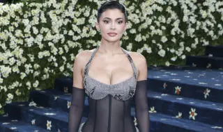 Кайли Дженър позира топлес за новата си марка дрехи (СНИМКИ+ВИДЕО)