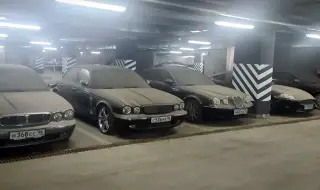 Забравена колекция от Jaguar-и беше открита на хотелски паркинг в Русия