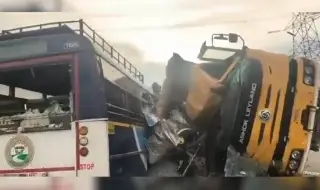 Камион с чакъл уби 20 души, пътуващи с автобус в Индия