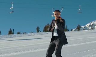 Васко Василев се спусна със ски, докато свири