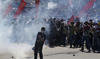 Турското правителство заплашва протестиращите с въоръжените сили