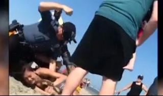 Полицаи пребиха млада жена на плажа (ВИДЕО)