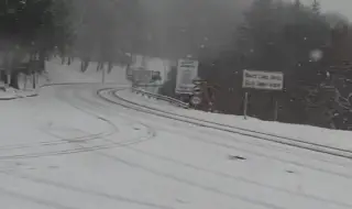 Сняг изненада шофьорите на прохода Шипка