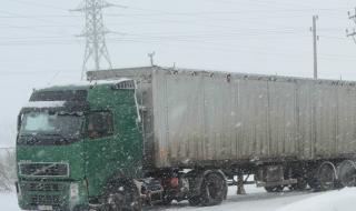 Снегът парализира половин България