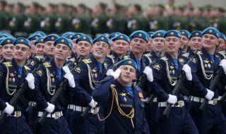Русия продължава да трупа войски и техника до Украйна