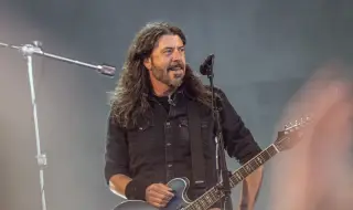 Foo Fighters спират турнетата след скандала с извънбрачното дете на Дейв Грол