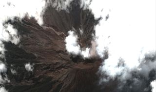 Вулканът Семеру в Индонезия започна да изригва ВИДЕО