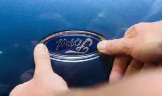 Знаете ли защо собственици на Ford обръщат емблемите си наобратно? (ВИДЕО)