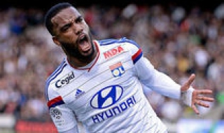 Голмайсторът на Лион преподписа