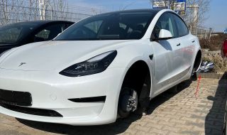 Вандали посегнаха на няколко коли на Tesla в представителство в Германия