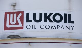 Край на дерогацията? "Лукойл" оглежда Казахстан за внос на петрол