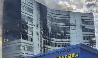 Поне 8 загинаха при пожар в 8-етажна административна сграда в Москва