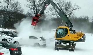Нов метод за почистване на сняг от коли (ВИДЕО)