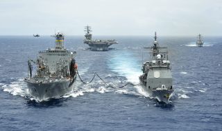 Китайски боен кораб пресече пътя на американски