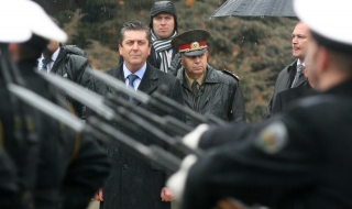 Осветиха бойните знамена