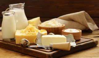 Диетолог посочи кои хора не бива да ядат масло и сирене