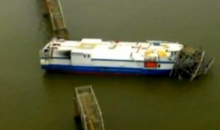 Кораб отнесе мост (видео)